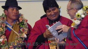 evo-morales-libros--644x362 copia